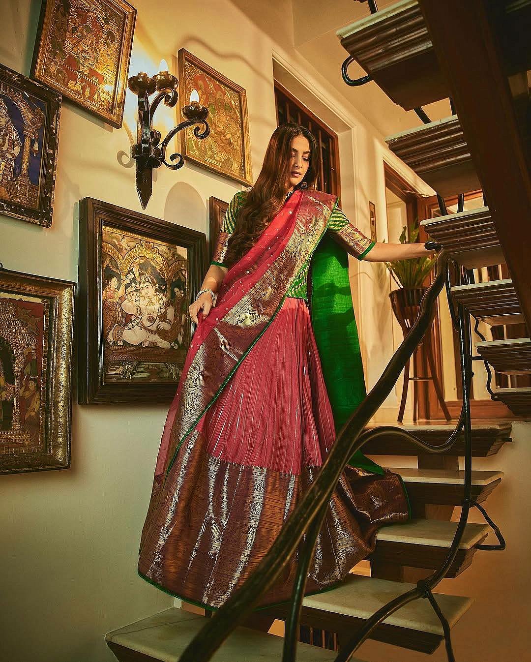 সোনমের পুরোনো সাজে নতুন বার্তা