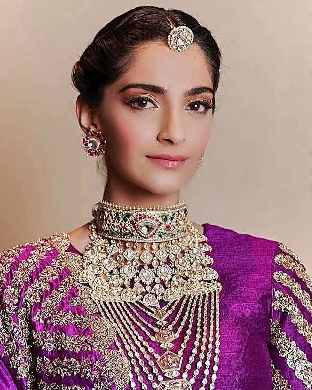 সোনমের পুরোনো সাজে নতুন বার্তা
