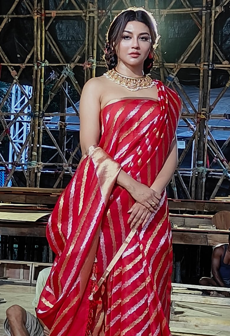 লাল বেনারসিতে ওয়ান-শোল্ডার গ্ল্যামার, জয়া আহসানের স্টাইলেই মুগ্ধ ভক্তরা