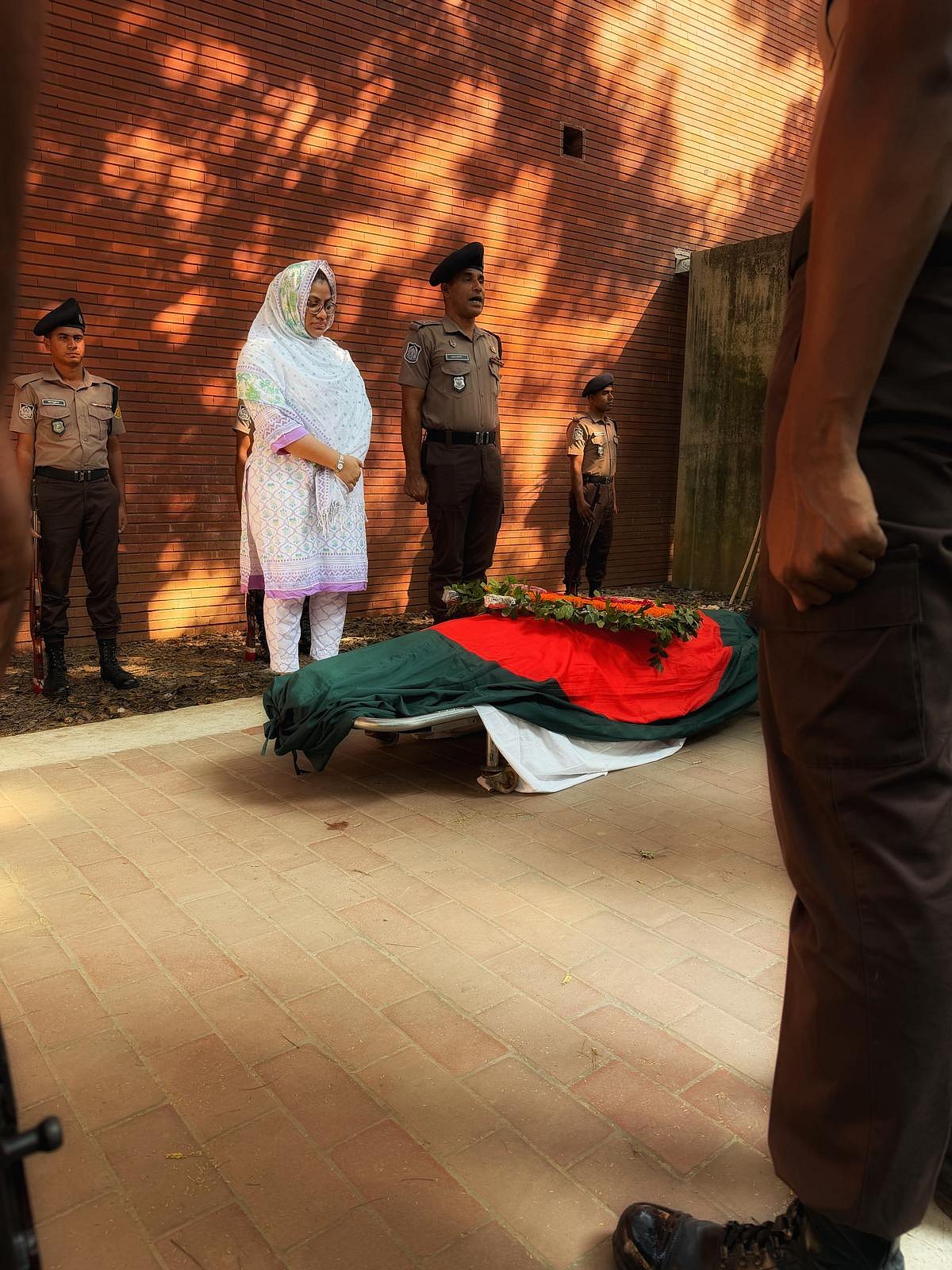 রাষ্ট্রীয় মর্যাদায় বীর মুক্তিযোদ্ধা ও চিত্রশিল্পী সাঈদা কামালকে দাফন