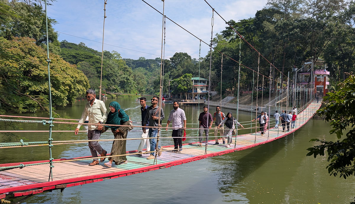 পর্যটকদের পদচারণে মুখর বান্দরবানের মেঘলা ও নীলাচল