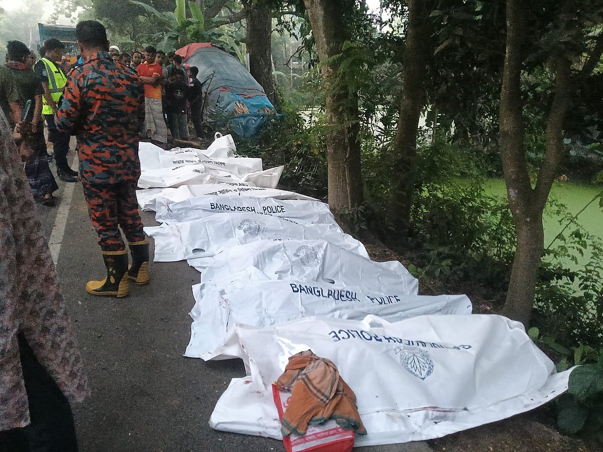 নাটোরে বাস-ট্রাক সংঘর্ষ, নিহত অন্তত ১৩