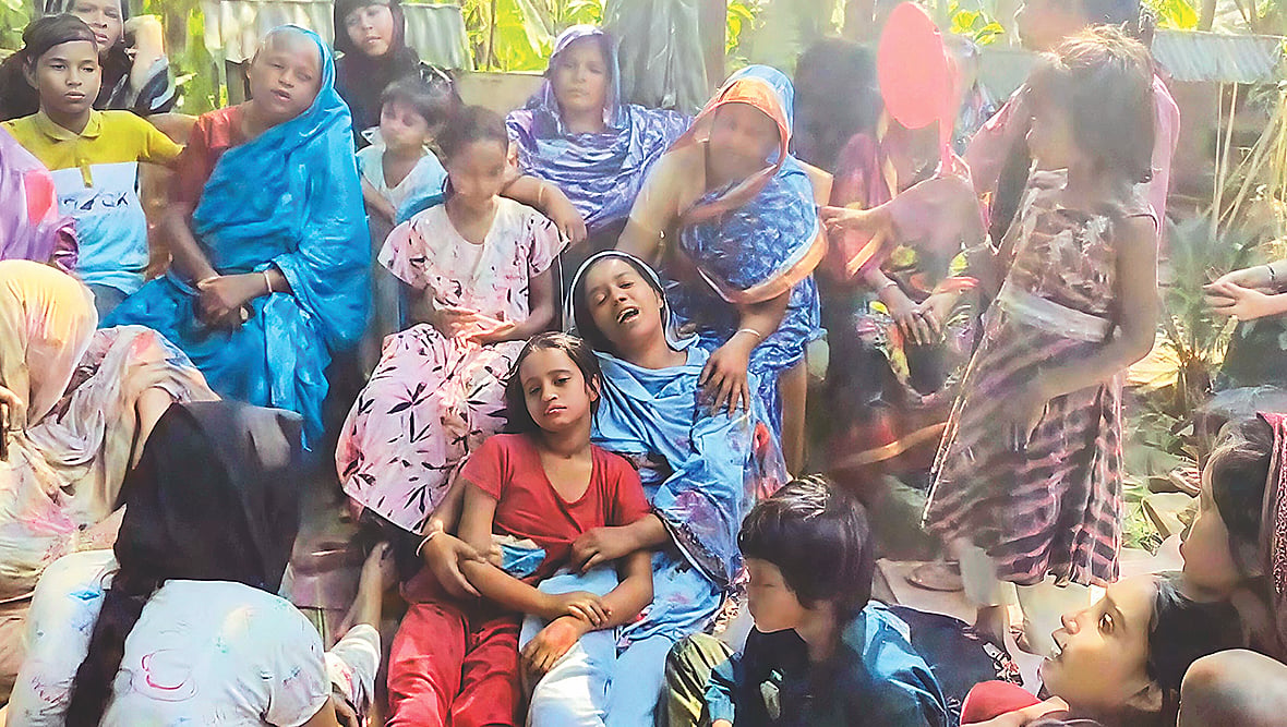 ব্যবসায়ী সোহাগ শিকদারের স্বজনদের আহাজারি। গতকাল শরীয়তপুরের জাজিরার ডুবিসায়বরে