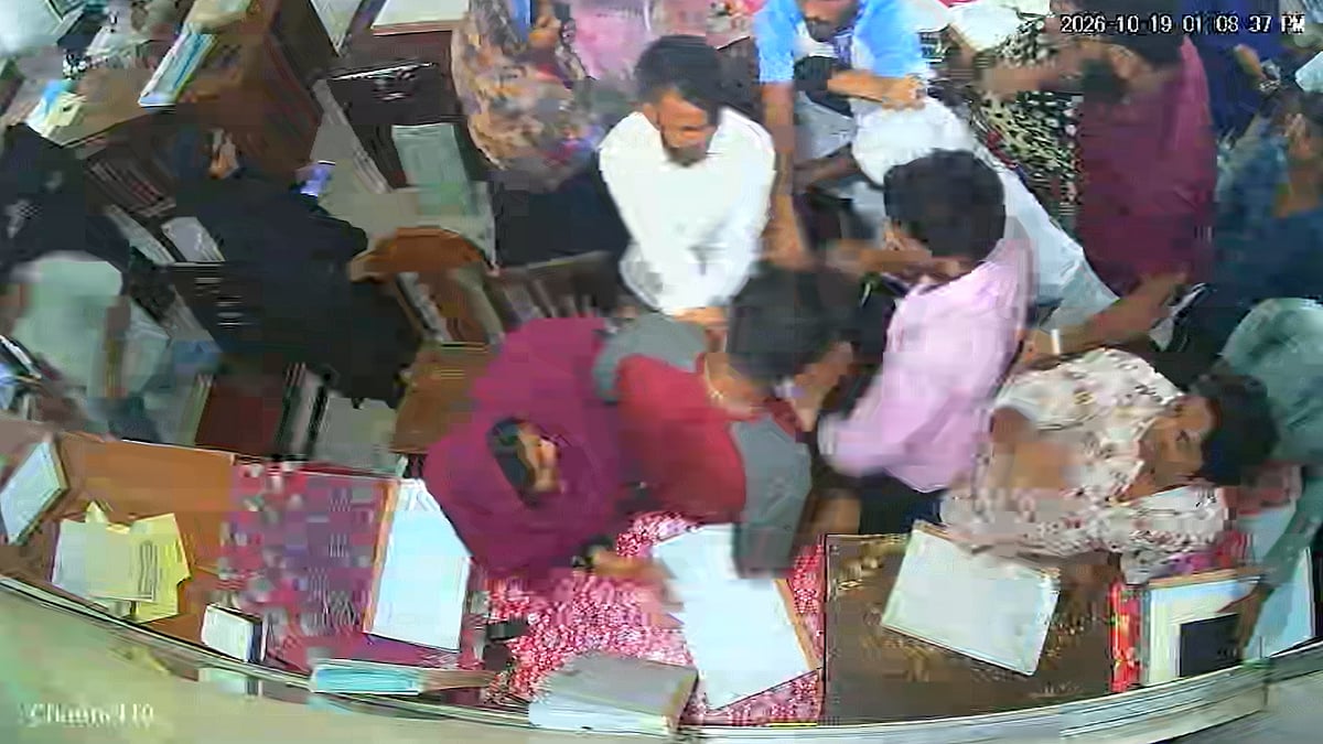 ‘তুই বাইর হ’—সাবরেজিস্ট্রারের এজলাসে হট্টগোল