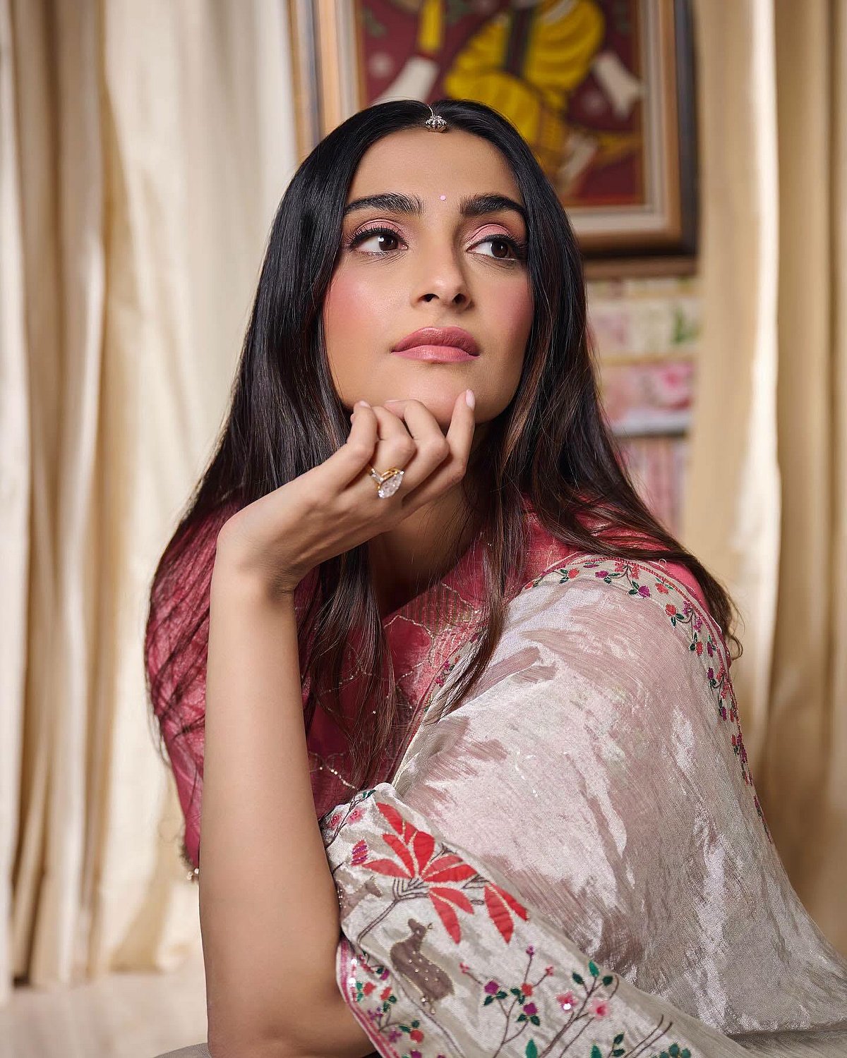 সোনমের পুরোনো সাজে নতুন বার্তা