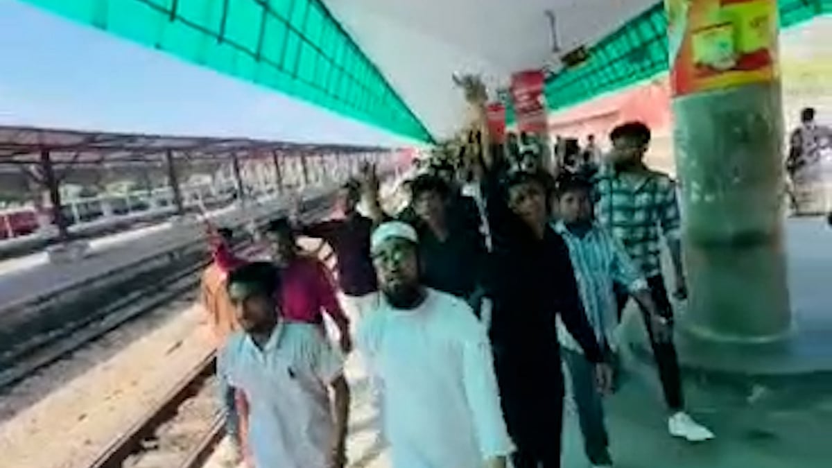 ট্রেন ছাড়তে ৩ ঘণ্টা দেরি, যাত্রীদের বিক্ষোভ