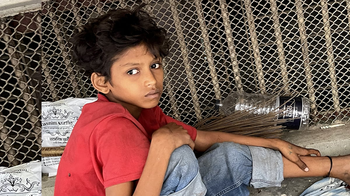 ফুটপাতের কঠিন জীবন ছেড়ে মায়ের কোলে ফেরার আকুতি পথশিশুর