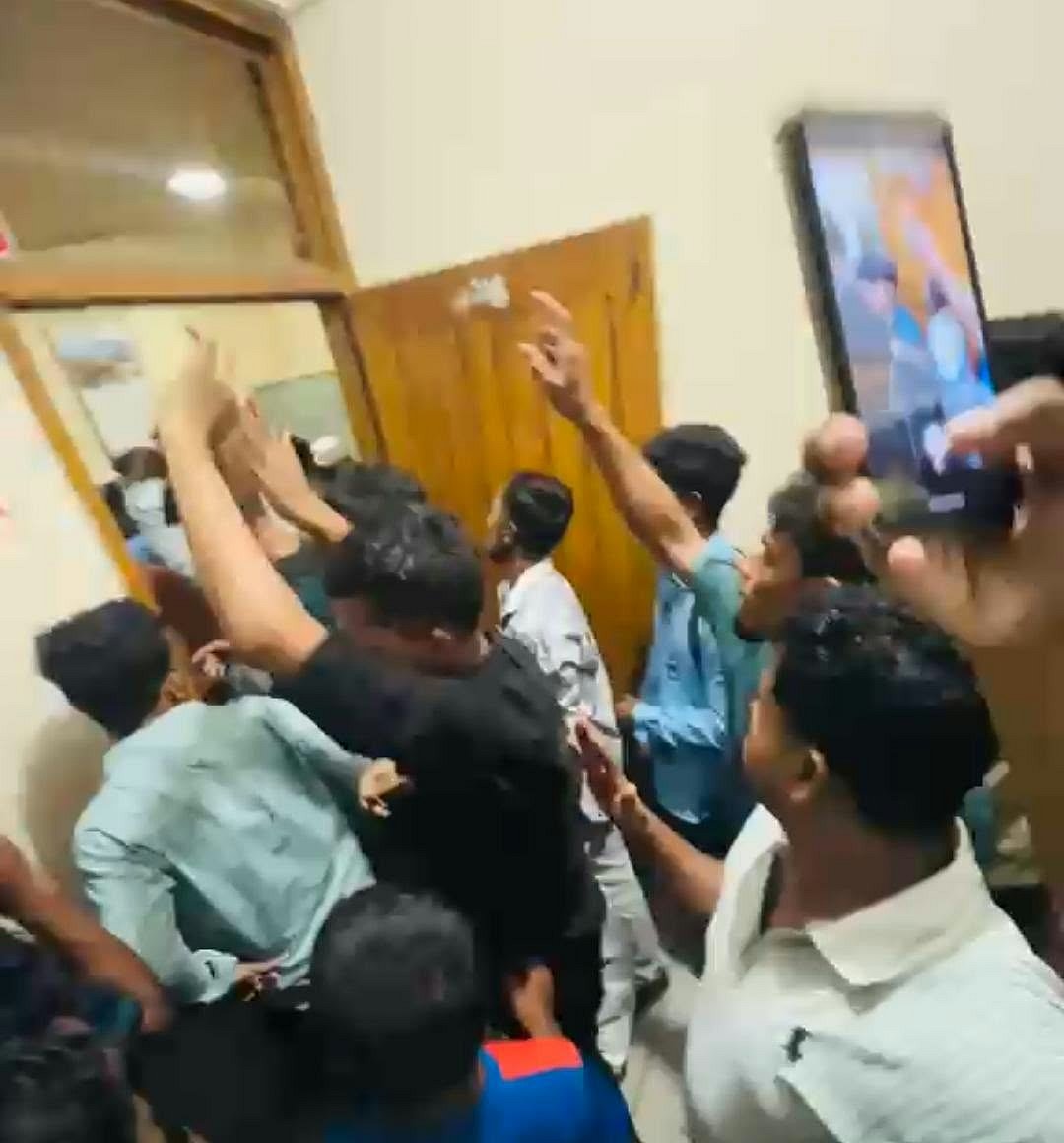 তিন ঘণ্টা দেরিতে ছাড়ল ট্রেন, চট্টগ্রাম স্টেশনে যাত্রীদের বিক্ষোভ
