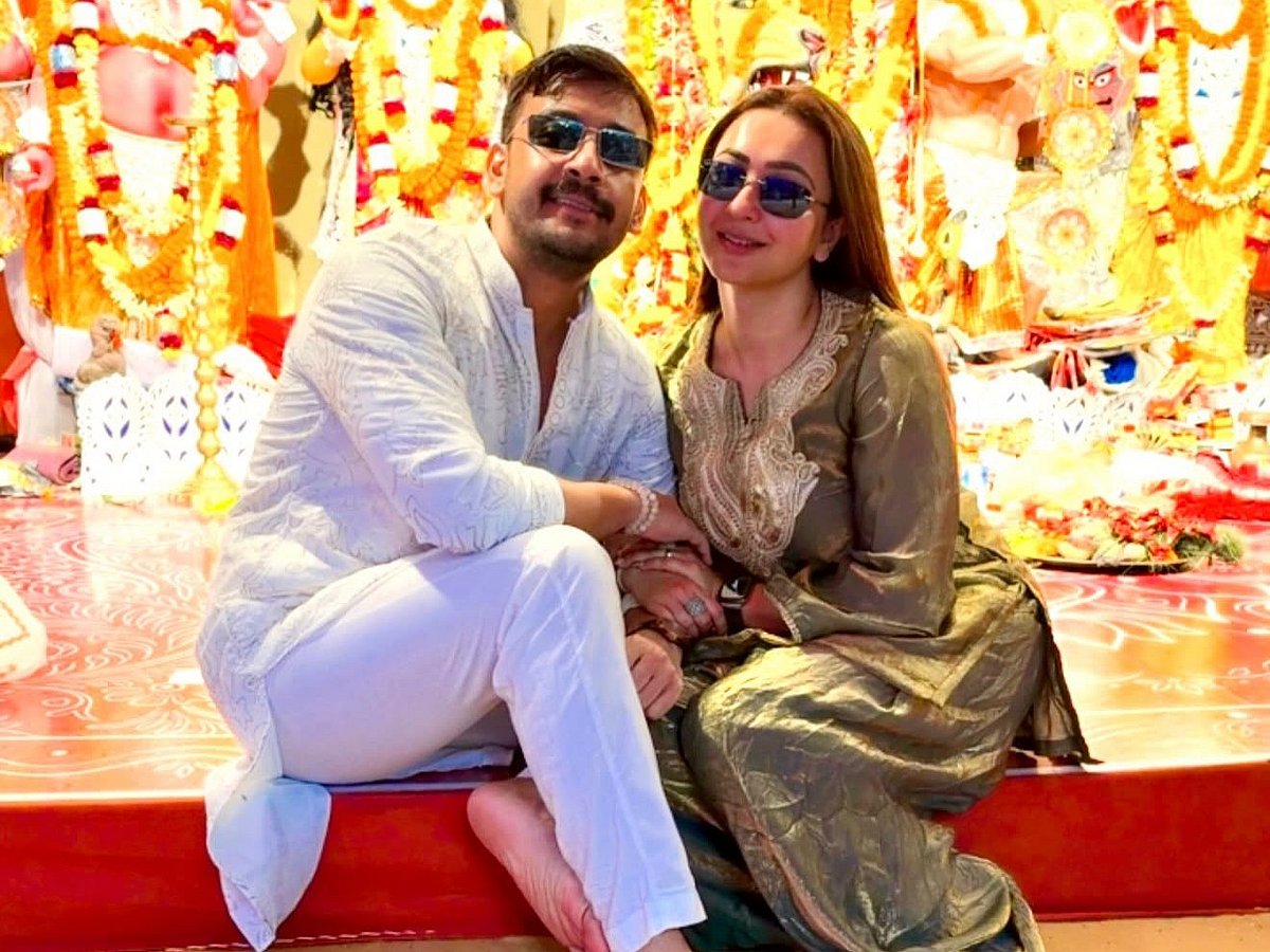 বিচ্ছেদের গুঞ্জনে জল ঢেলে পূজায় প্রেমের ছবি শেয়ার করলেন কৌশানী ...