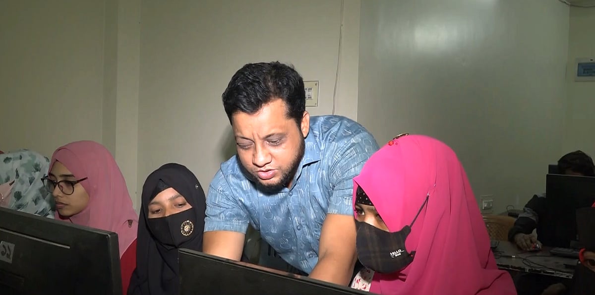 ওমর ফারুকের চোখে আলো নেই। তবে কম্পিউটার প্রশিক্ষণের মাধ্যমে অন্যকে দেখান আলোর পথ। সম্প্রতি মেহেরপুরের সমাজসেবা কার্যালয়ের কম্পিউটার প্রশিক্ষণ কেন্দ্রে