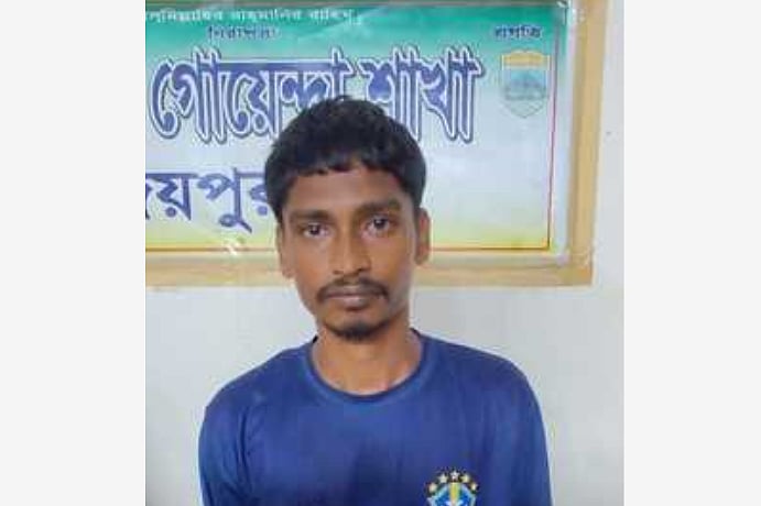 মামলার পর জানা গেল থানায় ঢুকে তিন পুলিশ সদস্যকে পিটিয়েছিলেন এক যুবক