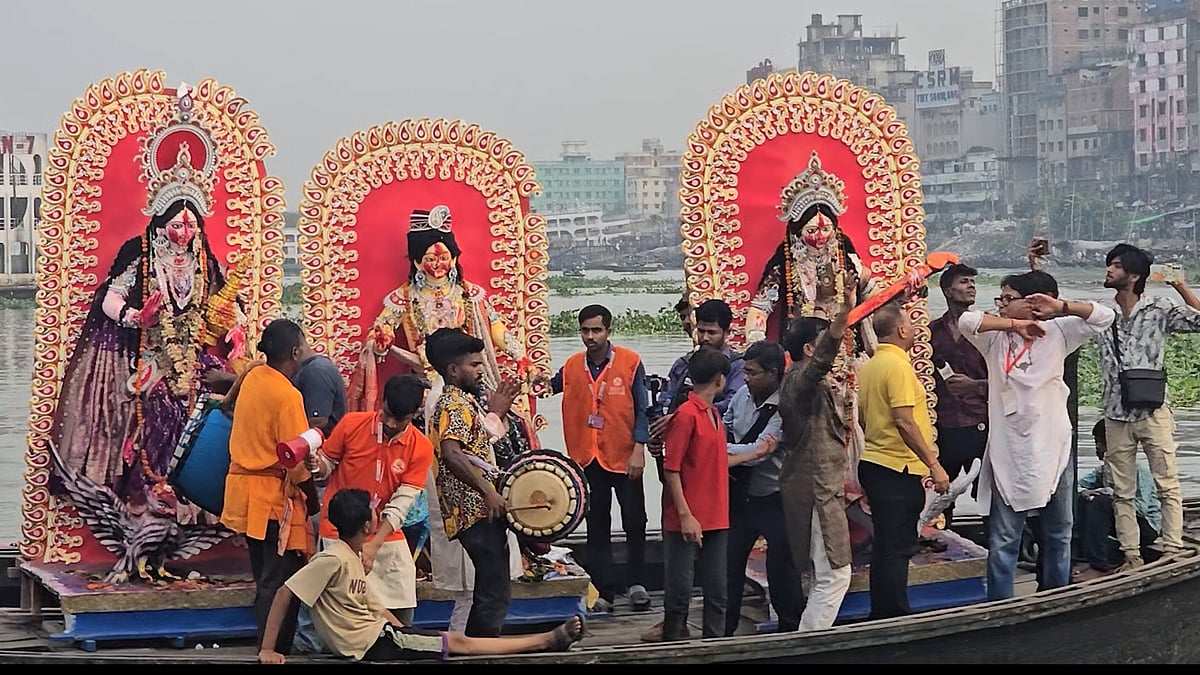প্রতিমা বিসর্জনে শেষ হলো হিন্দু সম্প্রদায়ের প্রধান ধর্মীয় দুর্গোৎসব
