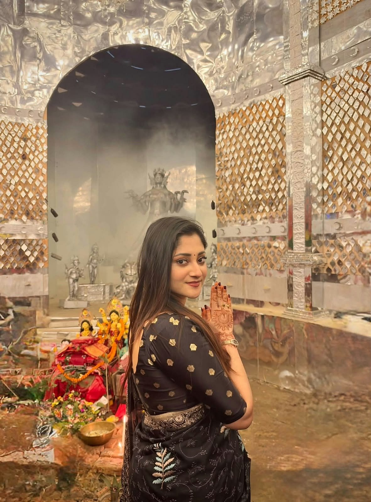 চট্টগ্রামের ‘রিপু রজনী’ মণ্ডপ ঘুরে যা বললেন অভিনেত্রী পূজা চেরী
