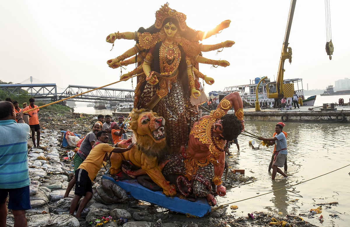 দুর্গা বিসর্জনে শুধু সনাতনীদের প্রতিমা ছোঁয়ার নির্দেশ, অস্পৃশ্যতা ফেরানোর অভিযোগ বিরোধীদের