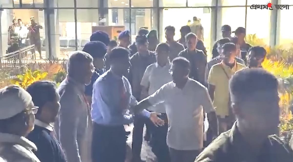 করমর্দনের সময় বিভাগীয় কমিশনার ইউসুফ আলী (পরে প্রত্যাহার) এক ধাপ এগিয়ে গিয়ে অন্য হাত প্রধানমন্ত্রীর দিকে এগিয়ে দেন। এ ঘটনার পর তাঁকে ওই দায়িত্ব থেকে সরিয়ে দেওয়া হয়