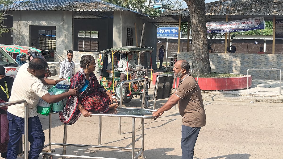 রাজশাহী মেডিকেলে দ্বিতীয় দিনের মতো ইন্টার্ন চিকিৎসকদের কর্মবিরতি, রোগীদের ভোগান্তি