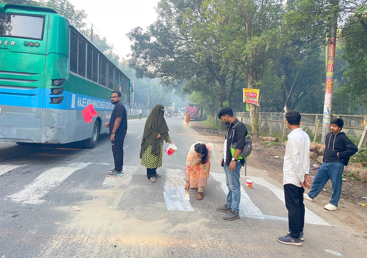 সড়কে দুর্ঘটনা প্রতিরোধে দিনাজপুর বন্ধুসভার উদ্যোগ