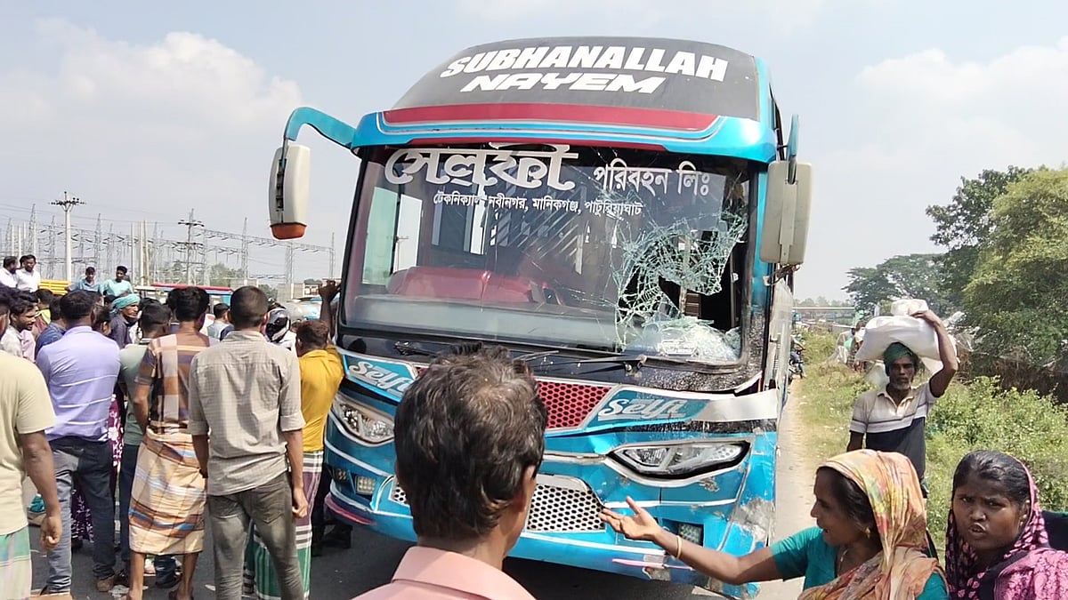 বাসচাপায় ইজিবাইকের চালকসহ দুজন নিহত, বাস ভাঙচুরের পর মহাসড়ক অবরোধ