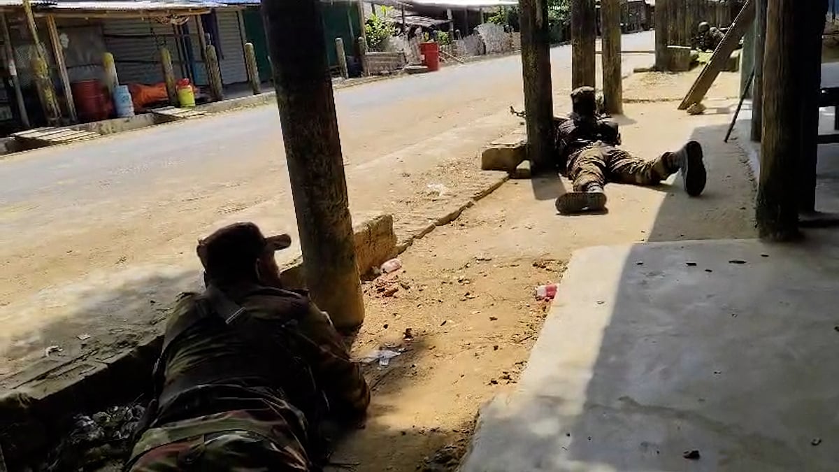 সাজেকে গুলির মুখে অবরুদ্ধ ৩ হাজার পর্যটক উদ্ধার, দুই জেলায় অবরোধের ডাক