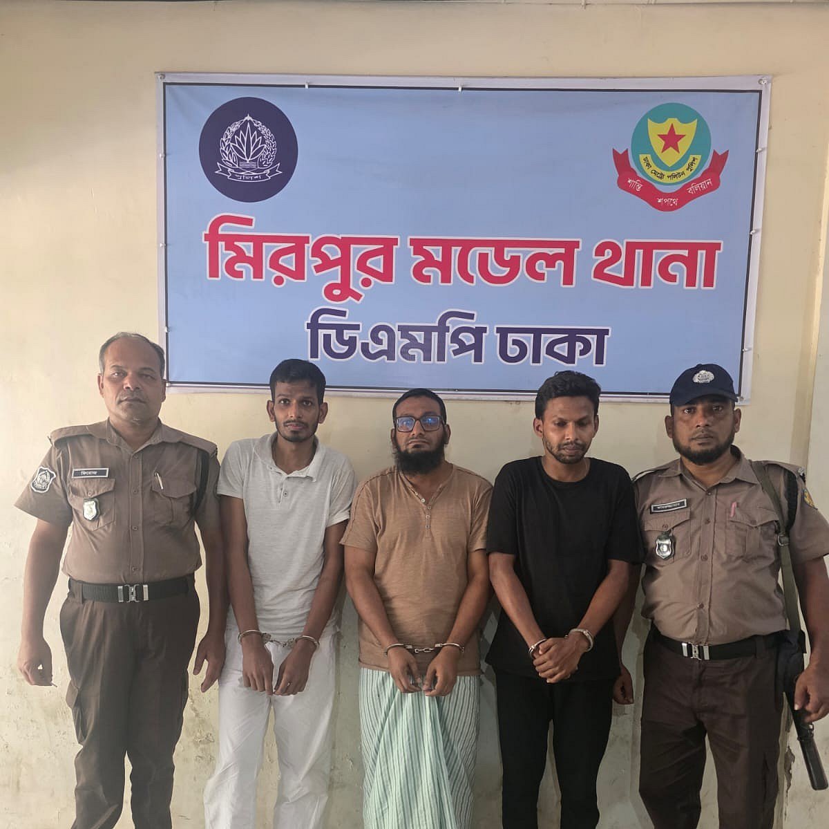 ‘মিরপুরে তিন ভাইয়ের বাহিনী’র তিন ভাগনে গ্রেপ্তার, দখল–চাঁদাবাজির অভিযোগ