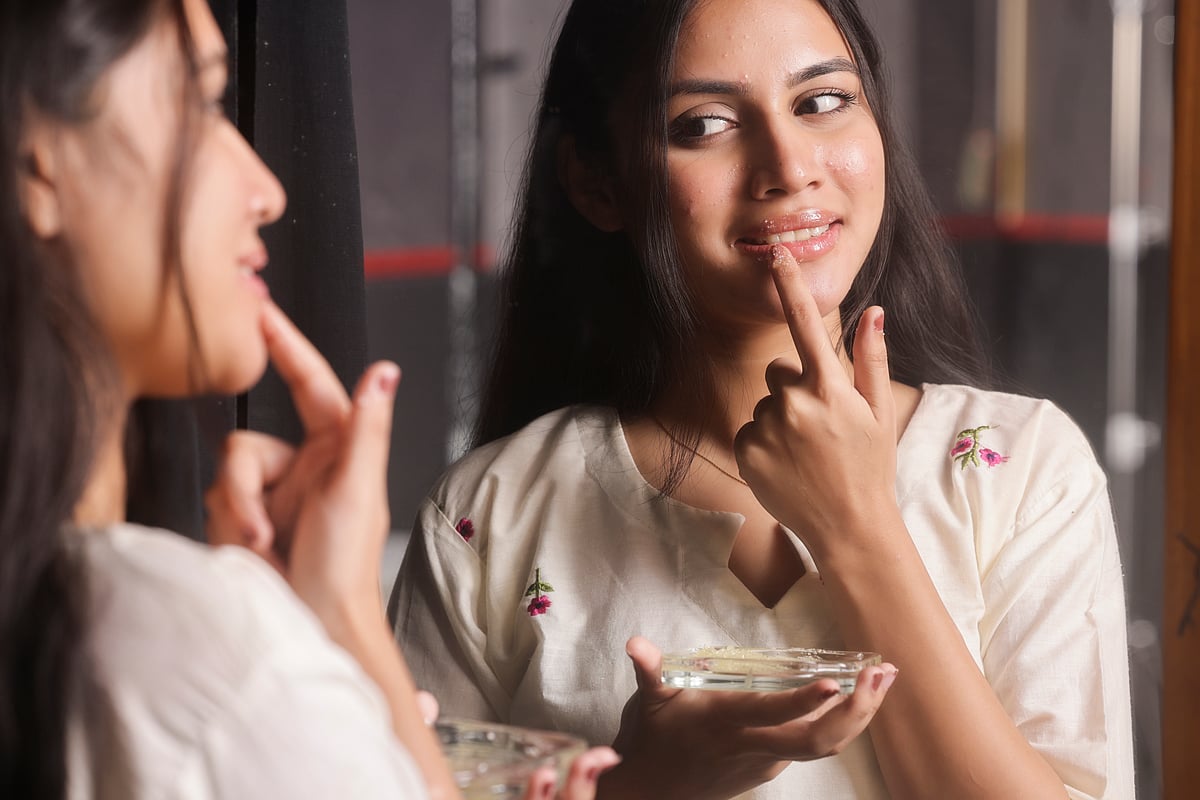 ঠোঁটে গোলাপি আভা ফেরাবেন যেভাবে