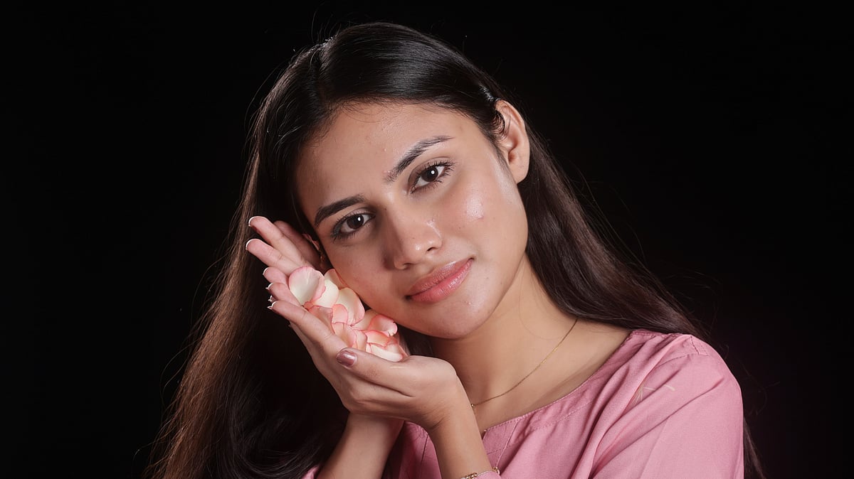 ঠোঁটে গোলাপি আভা ফেরাবেন যেভাবে
