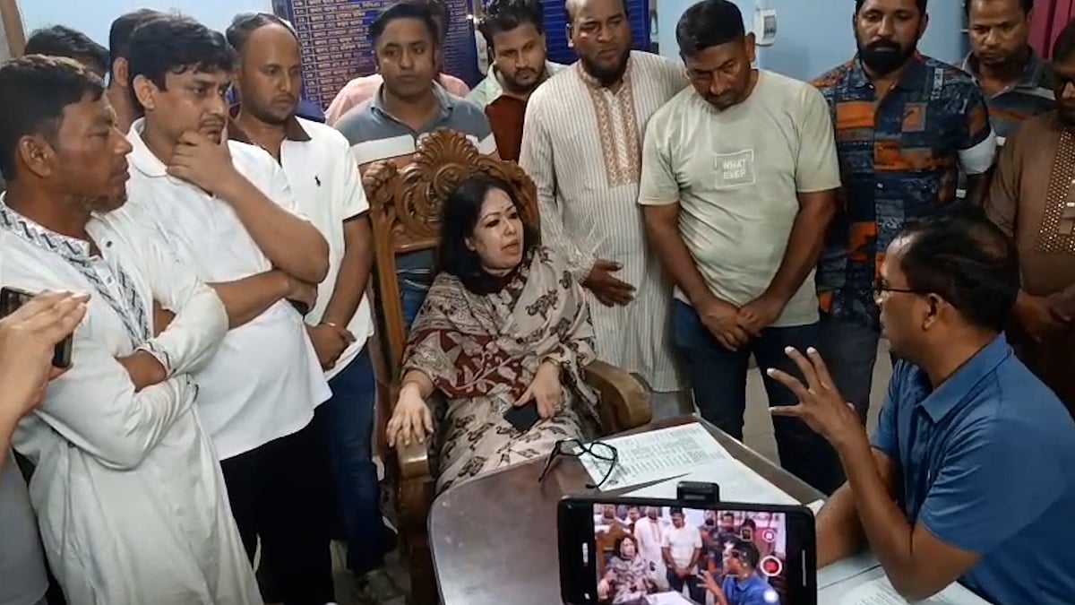 নিরাপত্তা না দেওয়ায় কর্মীদের নিয়ে থানায় রুমিন ফারহানা, ওসি বললেন ‘মব’