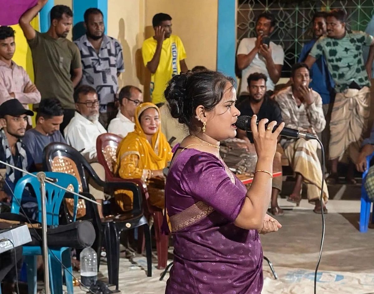 নারী শিল্পীদের নিয়ে আপত্তি ওঠায় গানের আসর বন্ধ ঘোষণা, পরে সীমিত পরিসরে আয়োজন