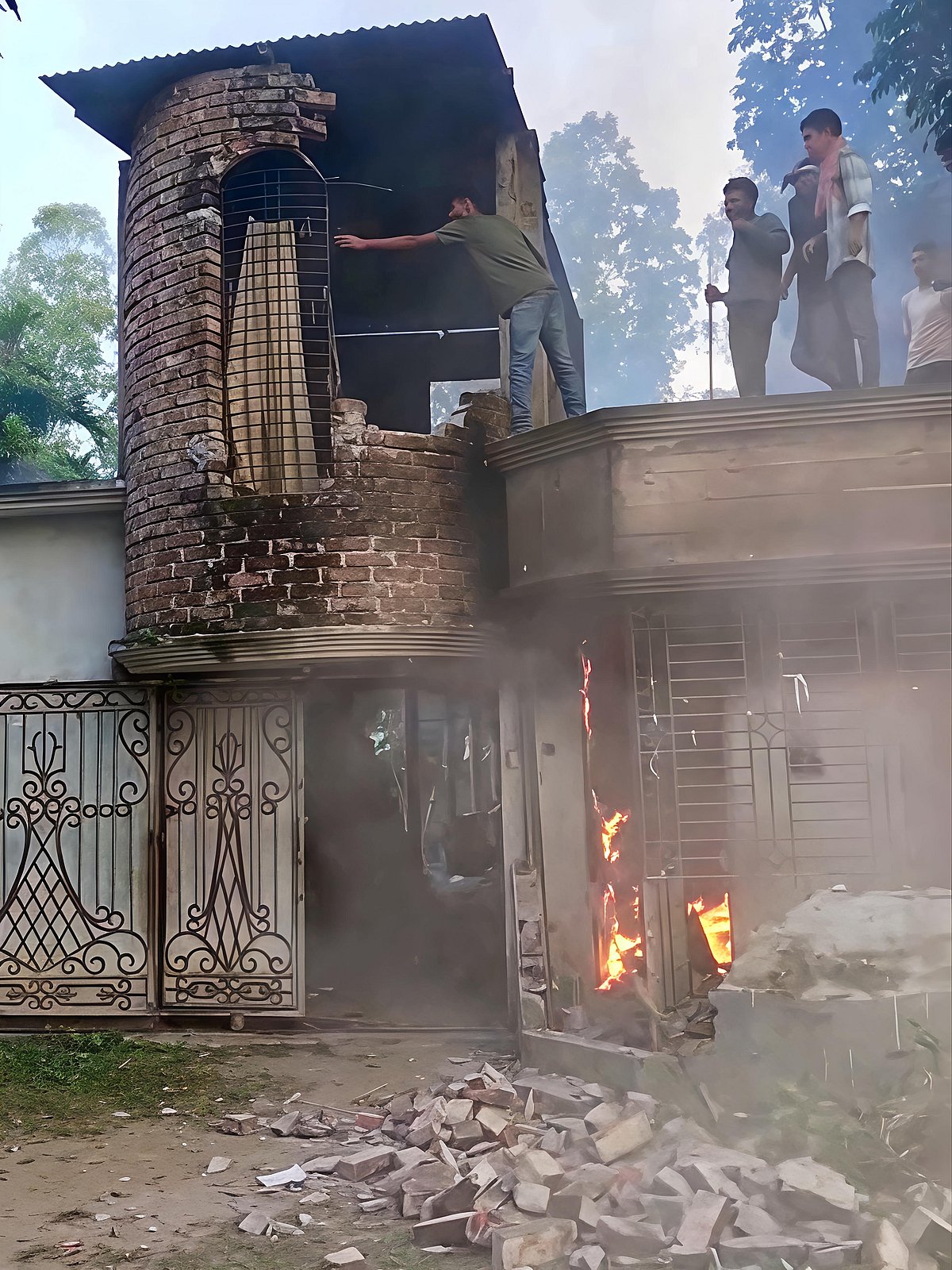 ছাত্রীকে যৌন হয়রানির খবরে মহিলা মাদ্রাসায় আগুন দিল স্থানীয়রা, শিক্ষককে পুলিশে সোপর্দ