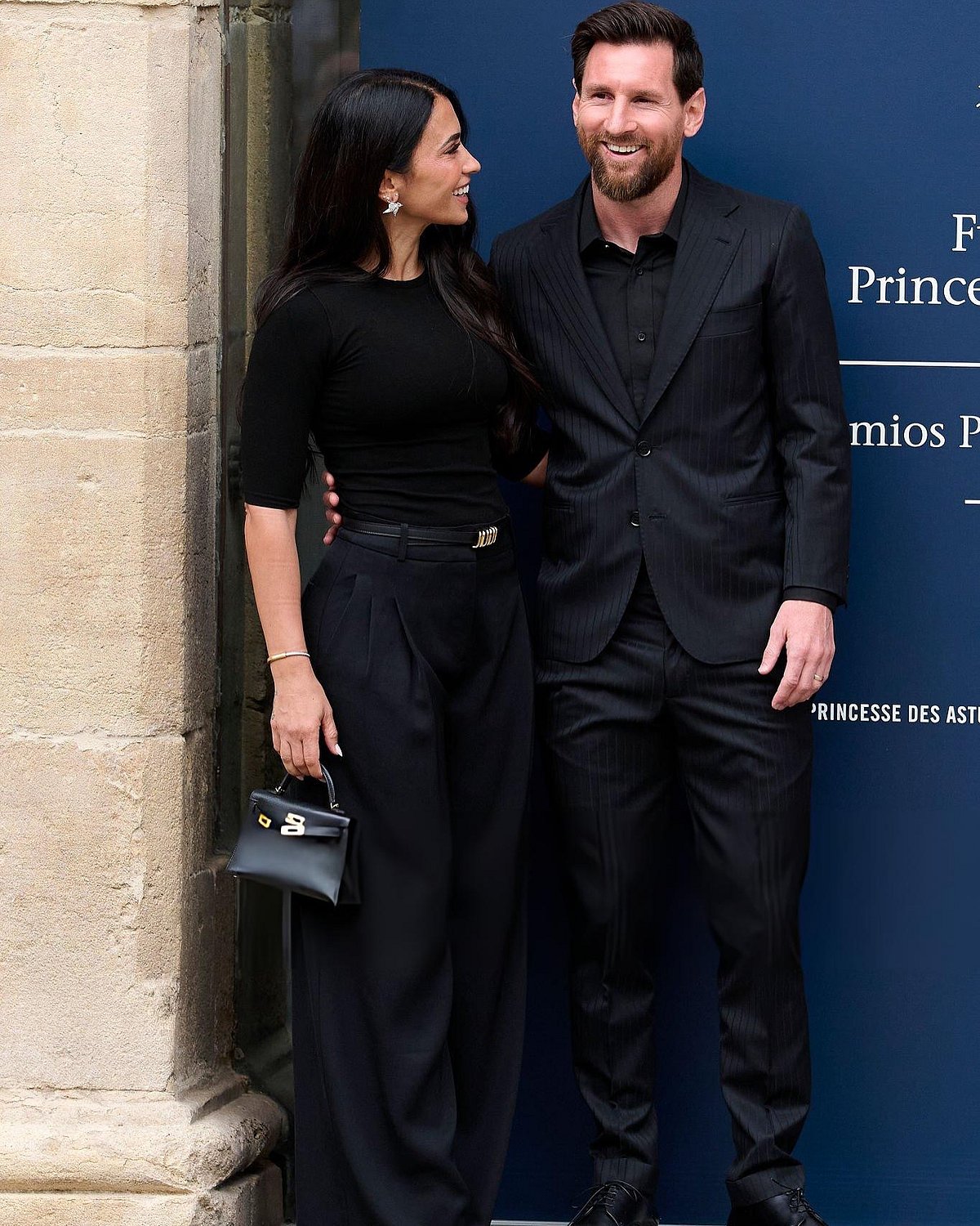 অল-ব্ল্যাক আউটফিটে মেসি-আন্তোনেলা