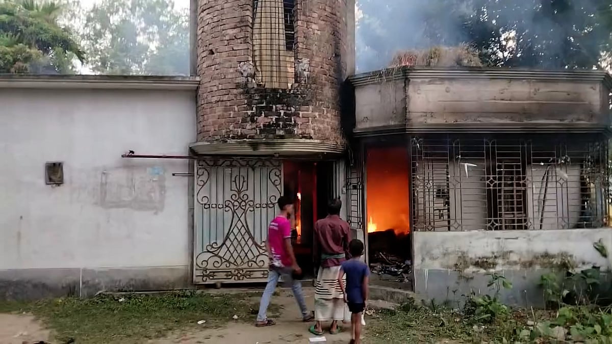 পাবনায় ছাত্রীকে ধর্ষণচেষ্টার অভিযোগে শিক্ষক আটক, মাদ্রাসায় আগুন