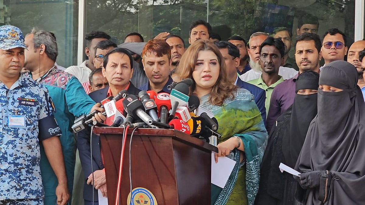 ঢাকার হজরত শাহজালাল আন্তর্জাতিক বিমানবন্দরে সৌদি আরবের রাজধানী রিয়াদের কিং খালেদ আন্তর্জাতিক বিমানবন্দরে হামলায় নিহত বাংলাদেশি কর্মী মো. শাহেদ আহম্মেদের মরদেহ এসে পৌঁছায়। সেখানে সাংবাদিকদের সঙ্গে কথা বলেন পররাষ্ট্র প্রতিমন্ত্রী শামা ওবায়েদ ইসলাম। আজ শুক্রবার সকালে