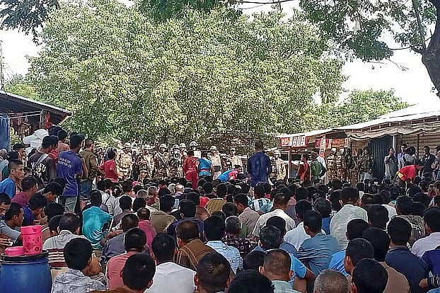 রাঙামাটির বাঘাইছড়ির সাজেকের উজোবাজার (গঙ্গারাম) এলাকায় আইনশৃঙ্খলা রক্ষাকারী বাহিনীর মুখোমুখি অবরোধকারীরা। গতকাল সকালে তোলা
