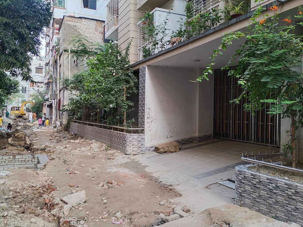 জোর করে নালার সংস্কারকাজ করিয়ে ২০-৫০ হাজার টাকা করে নেন নয়নের অনুসারীরা