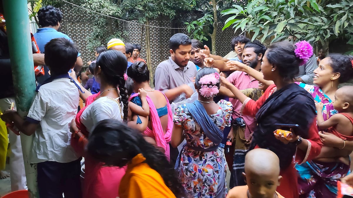 বেদেপল্লিতে খাদ্য ও শিক্ষাসামগ্রী উপহার দিল শরীয়তপুর বন্ধুসভা