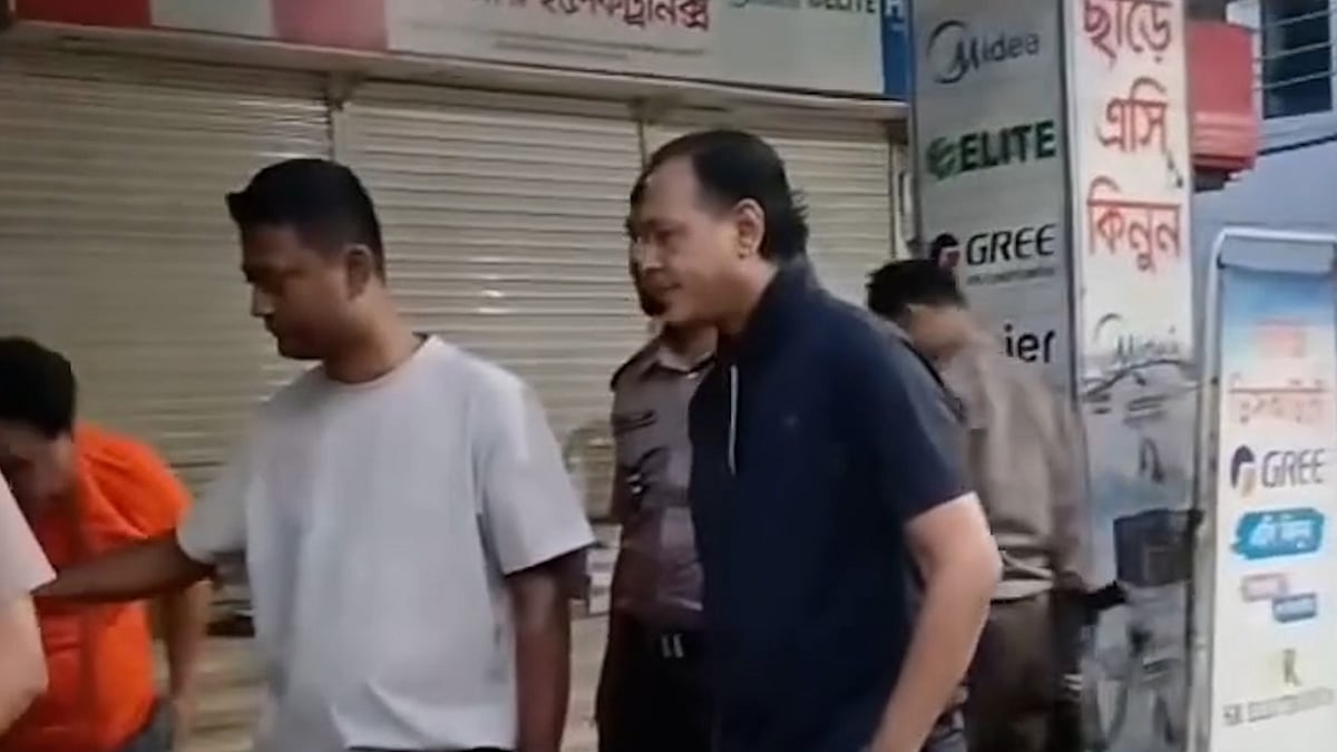 সংগীতশিল্পী আসিফ আকবরের গাড়ি লক্ষ্য করে গুলি