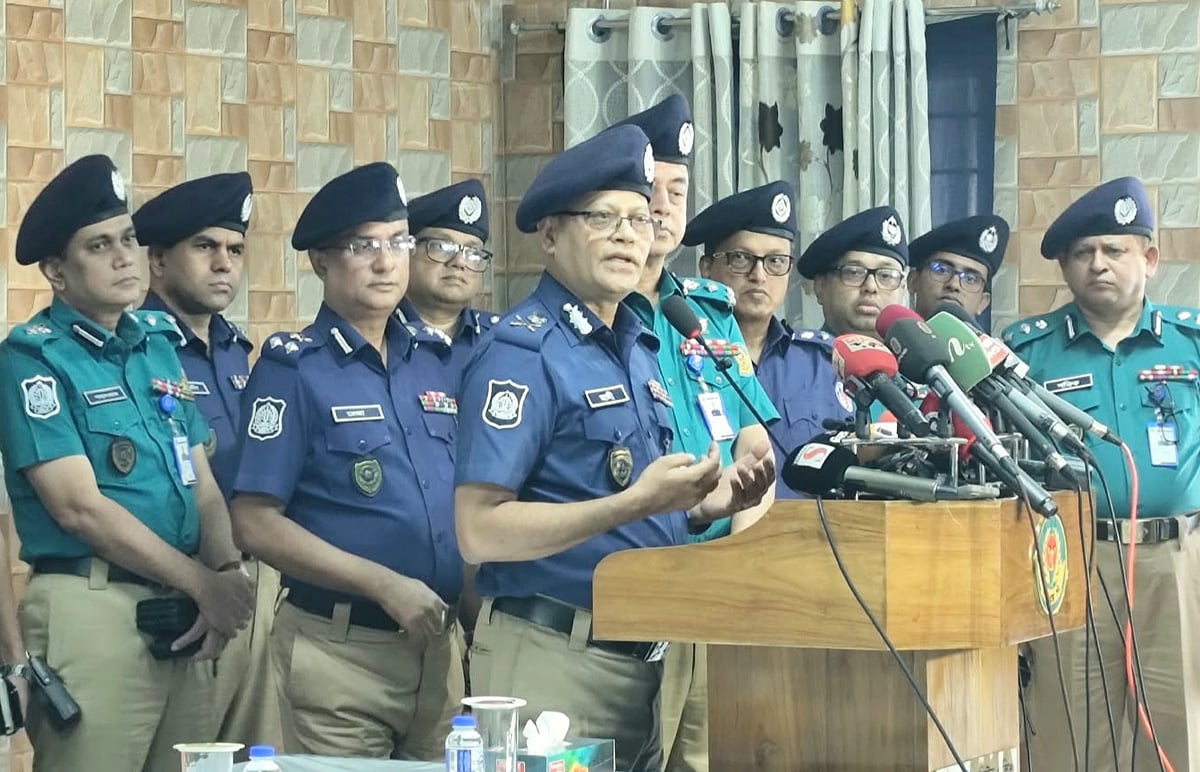 চাঁদাবাজরা হয় সন্ত্রাসী অথবা কোনো না কোনো ক্ষমতার সঙ্গে যুক্ত: আইজিপি