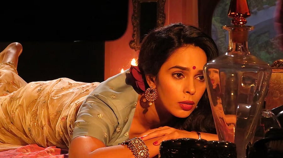 অন্তরঙ্গ দৃশ্যে অভিনয় নিয়ে বিতর্কে, মল্লিকা এখন কী করছেন