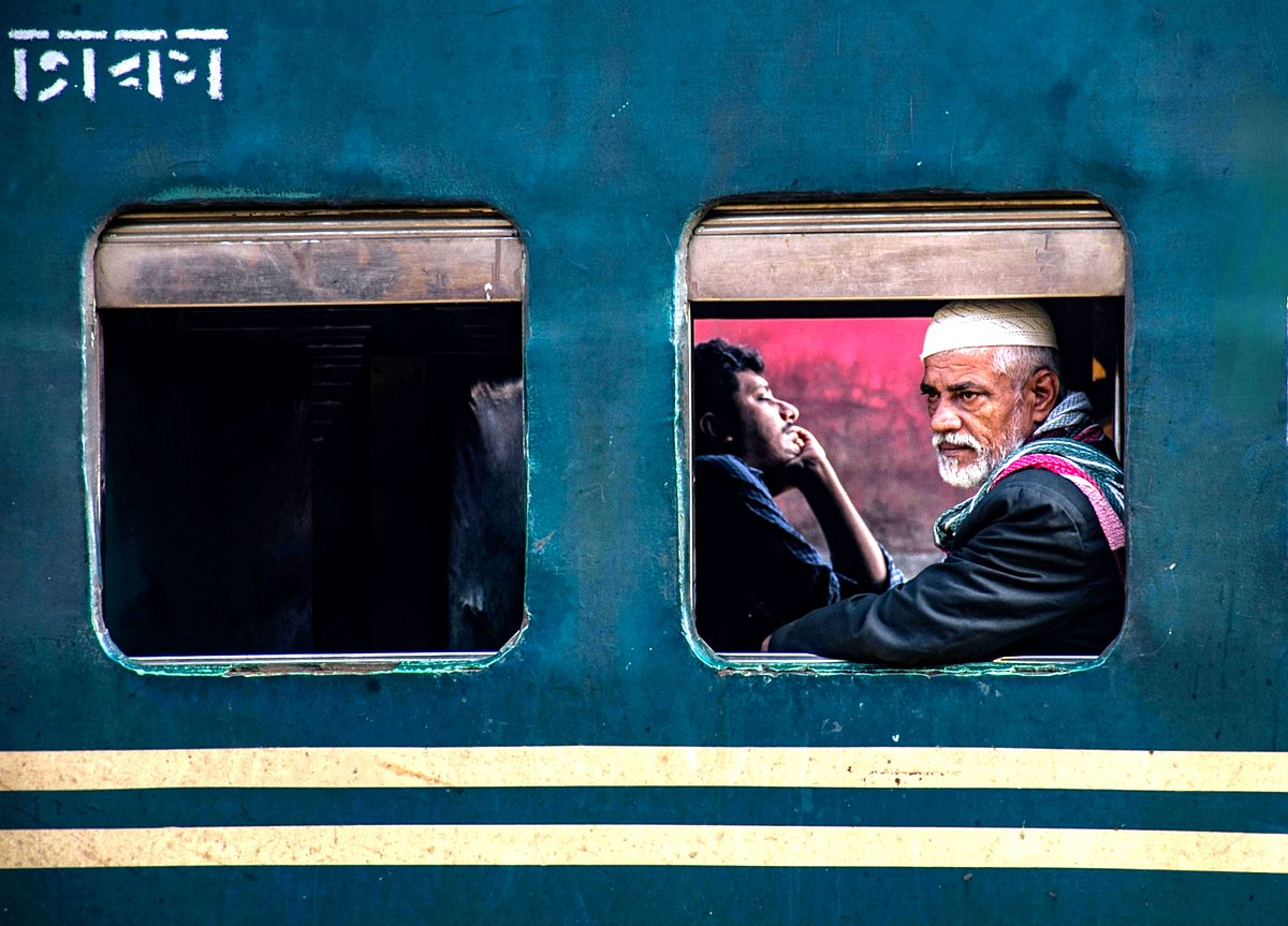 Traveling by train without tickets through informal employee payments: Is it Islamically permissible?