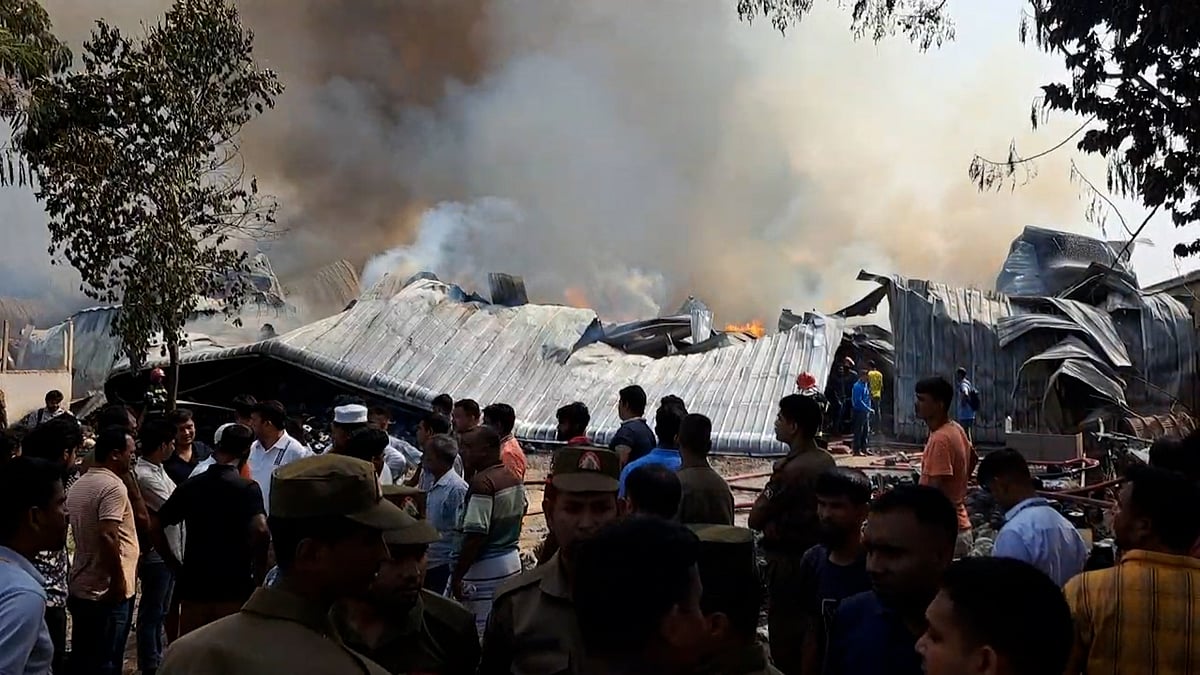 গাজীপুরে সাড়ে ৩ ঘণ্টা পর দুটি কারখানার গুদামে লাগা আগুন নিয়ন্ত্রণে