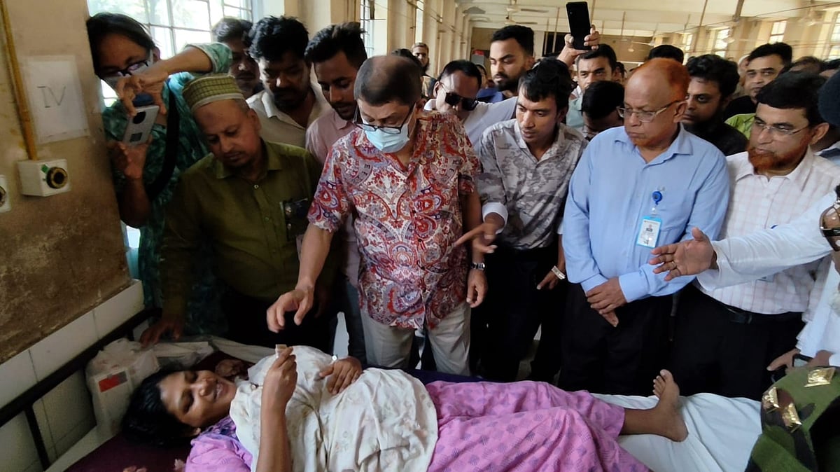 সব ওষুধ কিনতে হয় রোগীর, দুঃখ প্রকাশ করে টাকা দিলেন স্বাস্থ্যমন্ত্রী