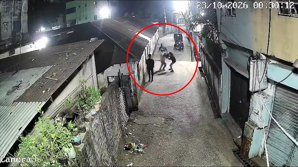 ১২ সেকেন্ডে বৃদ্ধের ব্যাগ ছিনতাই, ধরা পড়ল সিসিটিভিতে