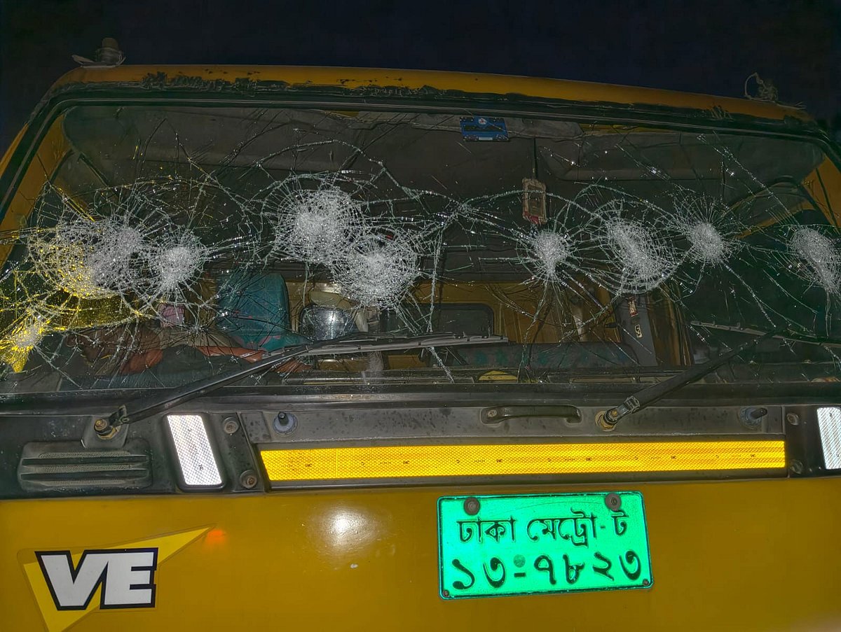 ‘সবার আগে তোর লাশ পড়ে থাকবে’ হুমকির পর কুরিয়ার সার্ভিসের কাভার্ড ভ্যান ভাঙচুর