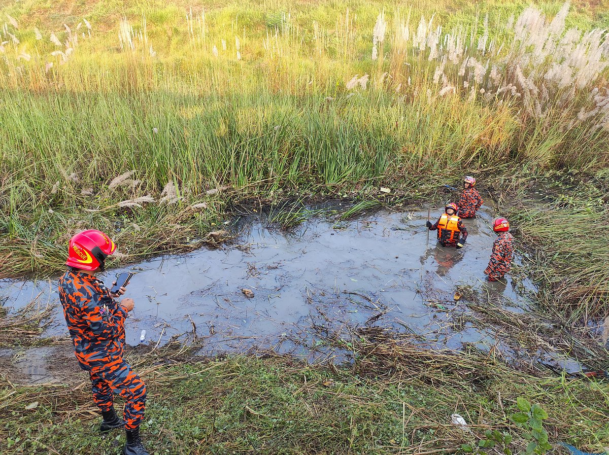মাওয়া এক্সপ্রেসওয়েতে বাস খাদে পড়ে নিহত ৩, আহত ১৬