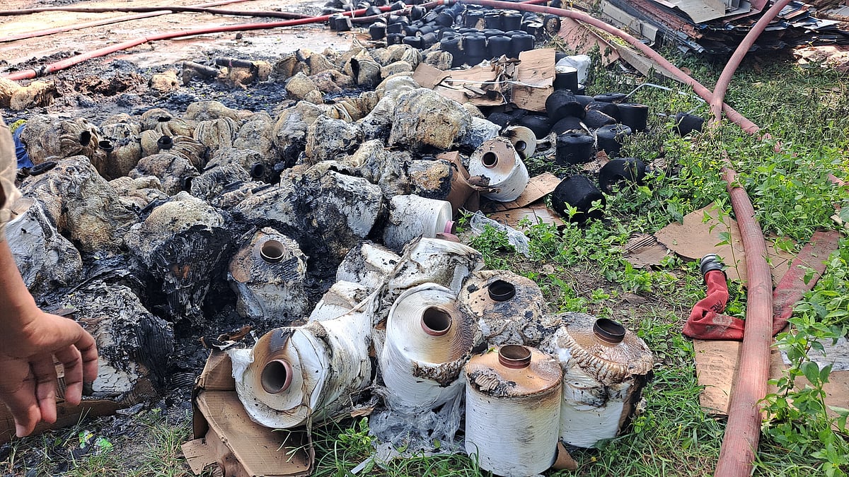 ভীষণ আগুন নিয়ন্ত্রণে ফায়ার সার্ভিসের বেগ, তীব্র পানির সংকট