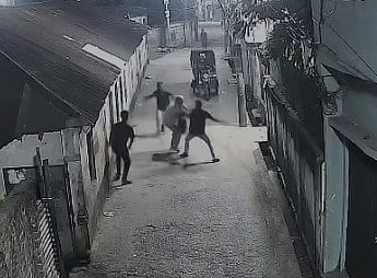 ১২ সেকেন্ডে ব্যাগ ছিনিয়ে পালালেন ছিনতাইকারীরা, পেছনে ছুটলেন বৃদ্ধ