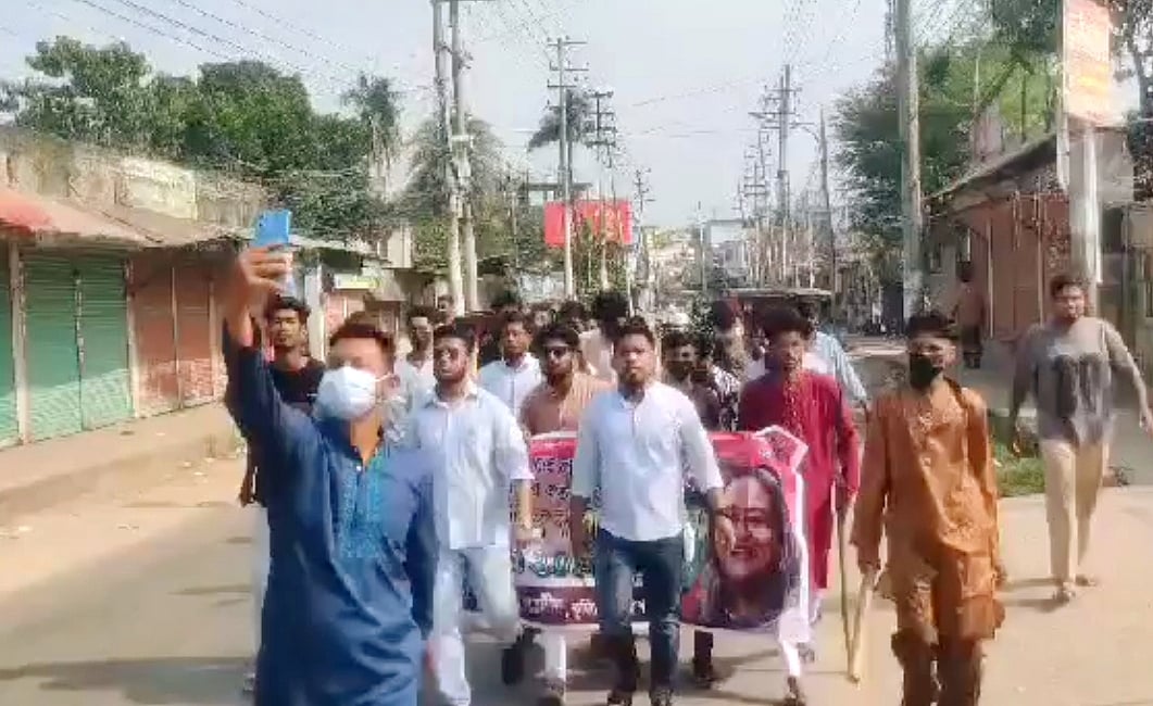 কুমিল্লায় ‘শেখ হাসিনা আইতাছে’ স্লোগানে নিষিদ্ধ ছাত্রলীগের মিছিল, আটক ১৭