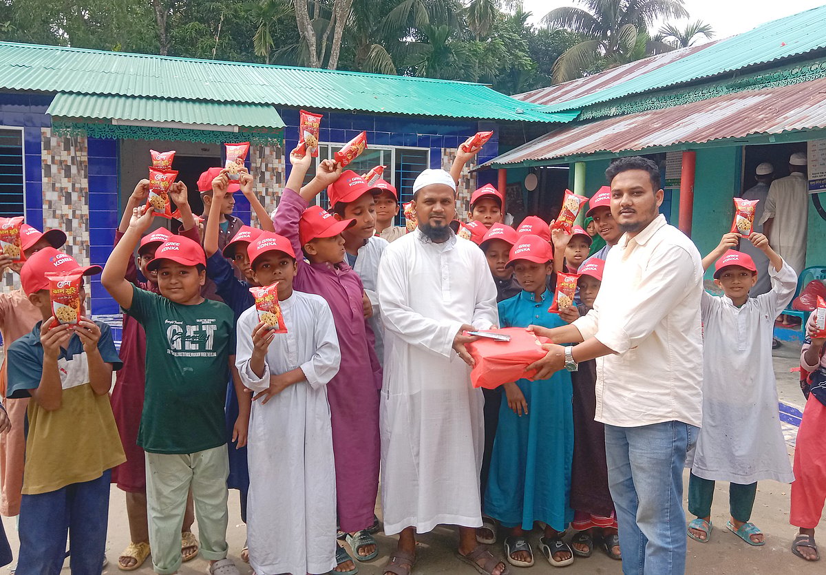 বরিশালে এতিম শিশুদের মুখে হাসি ফোটাল বন্ধুসভা