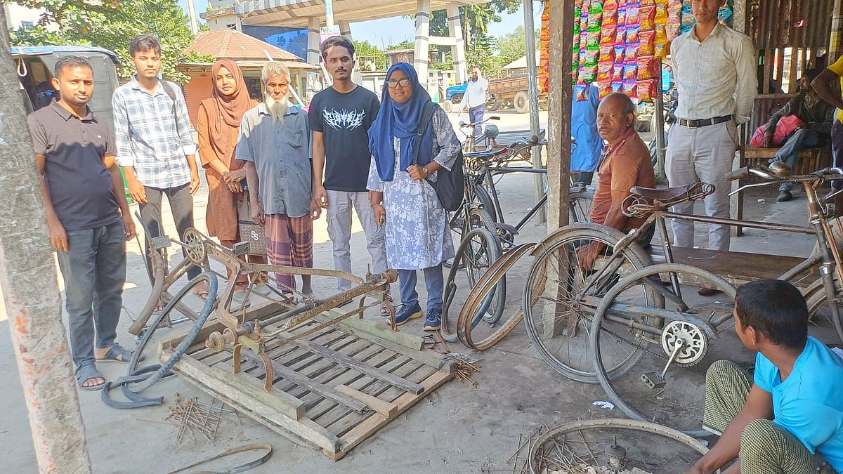 বৃদ্ধ ভ্যানচালকের পাশে পঞ্চগড় বন্ধুসভা, মেরামত করে দিল ভ্যান