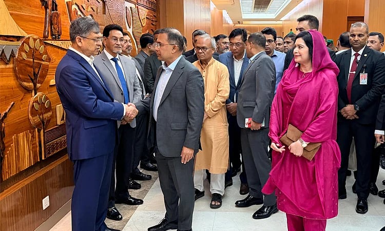 জাপানের প্রধানমন্ত্রী সানায়ে তাকাইচির আমন্ত্রণে চার দিনের সরকারি সফরে আজ রাতে জাপানের উদ্দেশে ঢাকা ত্যাগ করেছেন প্রধানমন্ত্রী তারেক রহমান